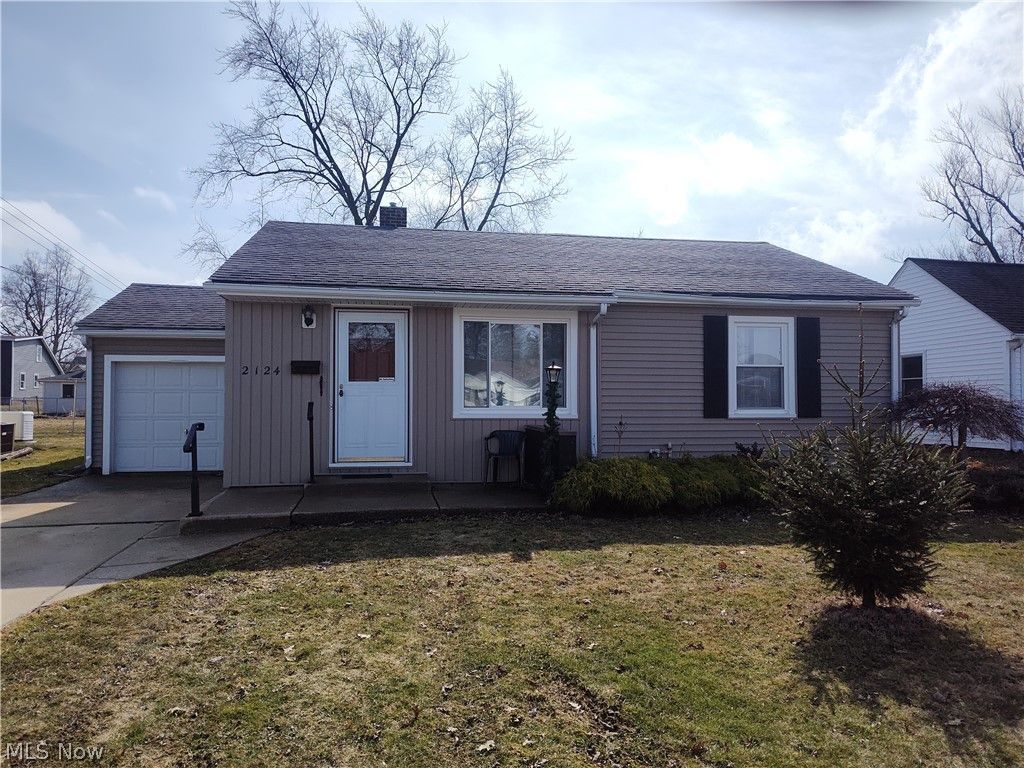 Photo of 2124 E 40th Street, Ashtabula, OH 44004 (MLS # 5191450)