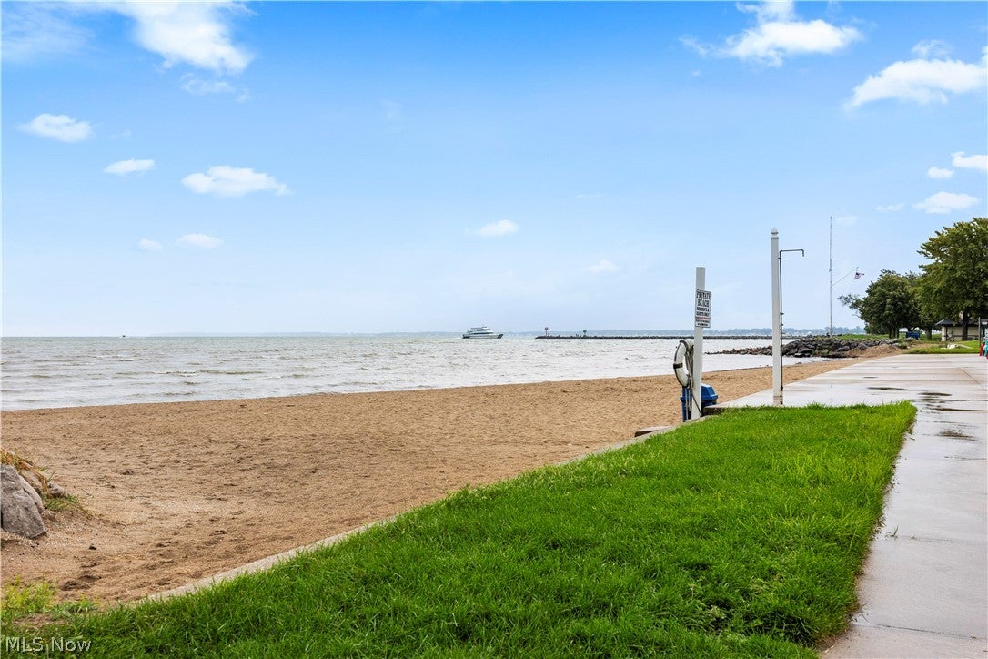 216 W Lakeshore Drive E