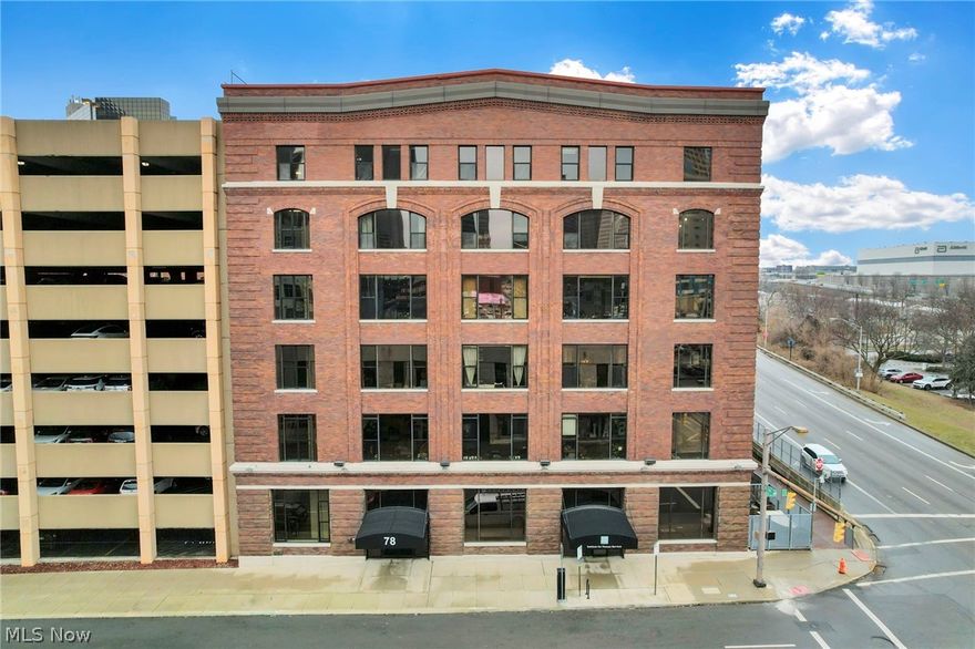 Stunning 2 bedroom, 2 bathroom condo on the top floor of the City View at 3rd building! Light and bright space with a skylight in each bedroom, soaring ceilings, and an amazing city view. Recently remodeled: brand new flooring and fresh paint makes this move-in ready! Amenities include secure building with elevators, rooftop terrace to relax, fitness facility, conference area, additional storage in the basement, and dedicated parking spot in the garage. Large owners suite with loads of closet space. Close to Nationwide Arena, Short North, restaurants, shopping, and entertainment. Urban living at its finest!