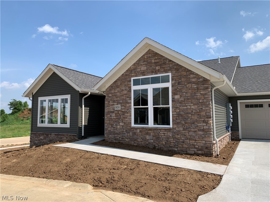 183 Blackberry ln. 2 bedrooms, 2 full baths, sunroom, and a gas fireplace. Comes with builder warranty.