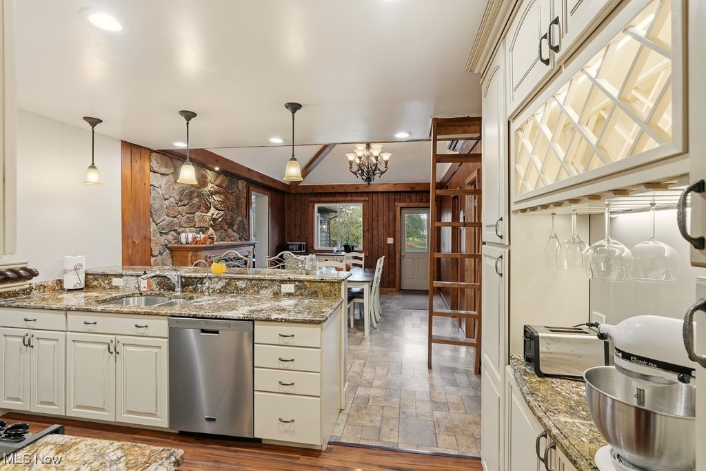 Burton, Ohio 44021, United States, 3 Bedrooms Bedrooms, ,2 BathroomsBathrooms,Residential,Active,240060