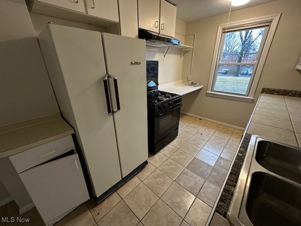 Photo of 4042 Northfield Road, Highland Hills, OH 44122 (MLS # 5177908)