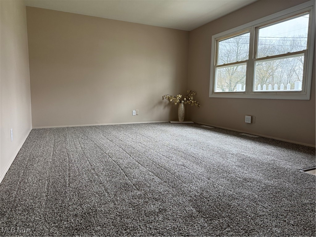 3372 Lynwood Drive, Warren, Ohio image 3