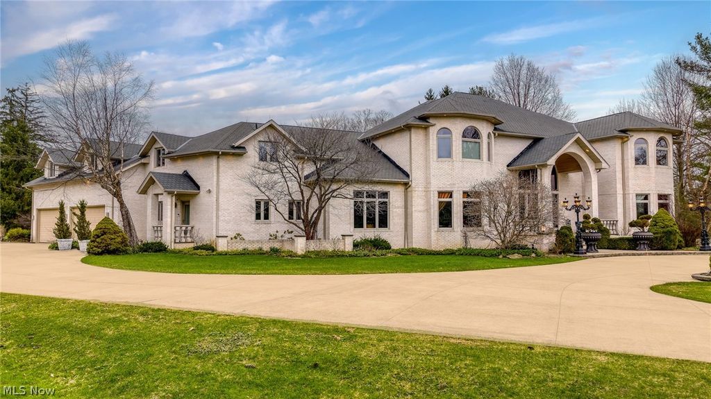 Photo of 25 Brandon Court, Moreland Hills, OH 44022 (MLS # 5195474)