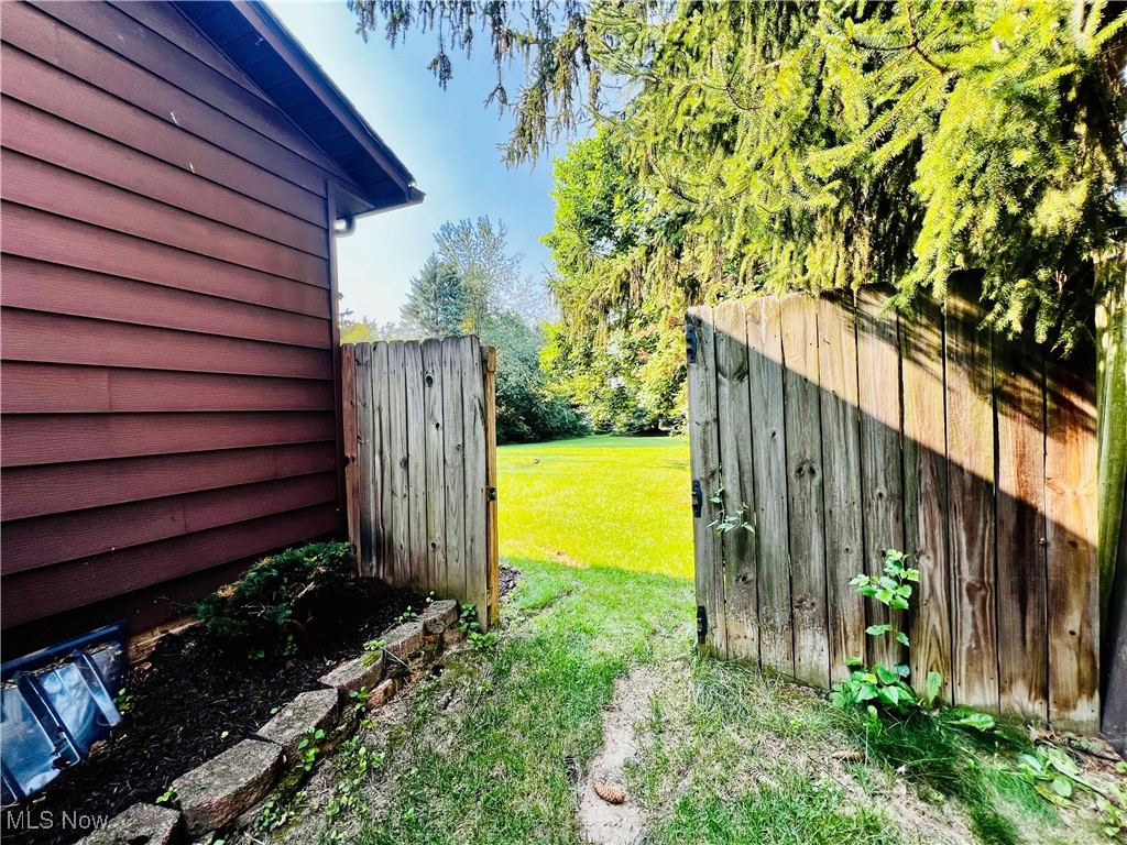 Strongsville, Ohio 44136, United States, 4 Bedrooms Bedrooms, ,3 BathroomsBathrooms,Residential,Contingent,185873