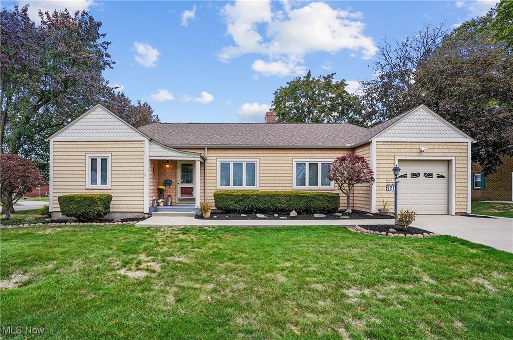 Photo of 721 E Ford Avenue, Barberton, OH 44203 (MLS # 5166607)