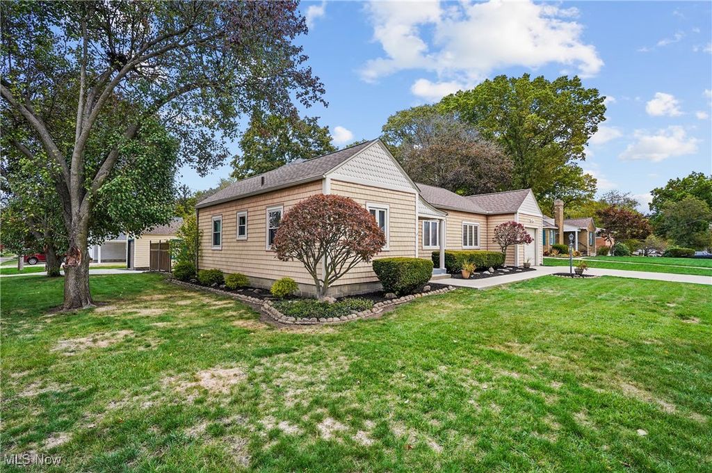 Photo of 721 E Ford Avenue, Barberton, OH 44203 (MLS # 5166607)