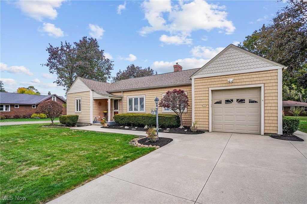 Photo of 721 E Ford Avenue, Barberton, OH 44203 (MLS # 5166607)