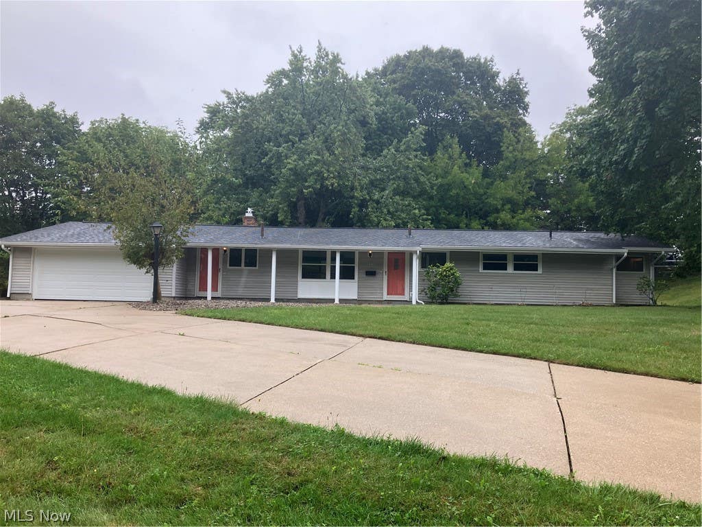 Photo of 1201 Woodrow Street NW, North Canton, OH 44720 (MLS # 5216061)
