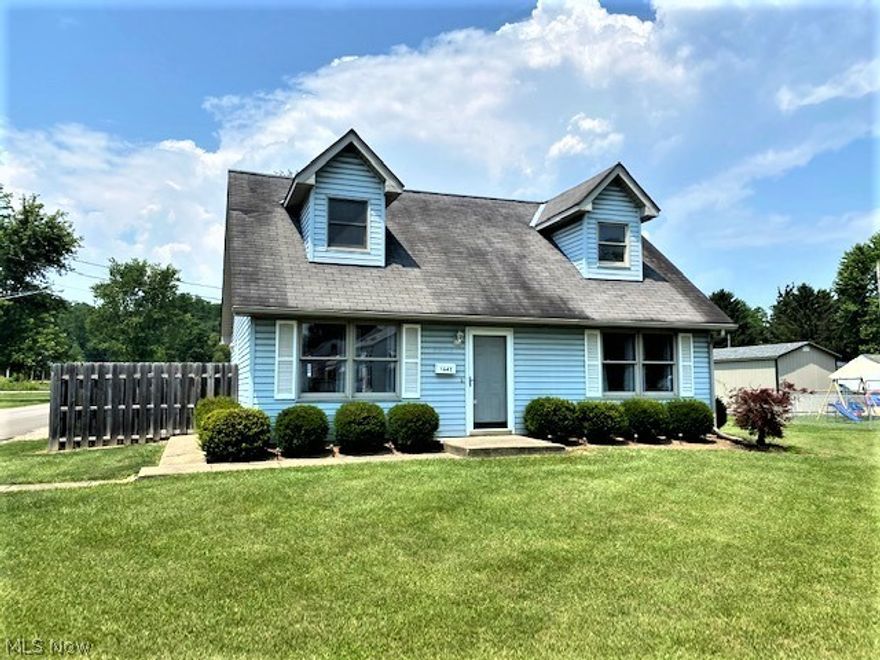 Nice clean 3 bdrm., 1 1/2 bath house, newer carpet, washer and dryer hookups, patio w/privacy fence.  900 a month 900 deposit.  NO Pets and NO smoking.
Must pass background check.  Application fee is $35 per adult.  No short term leases.  One year lease minimum.