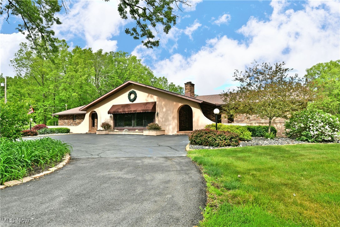 2942 Barclay Messerly Road, Southington, Ohio image 1