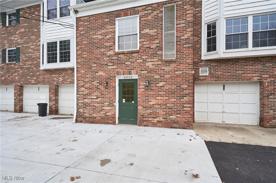 6955 Carriage Hill Drive #201, Brecksville, Ohio image 13