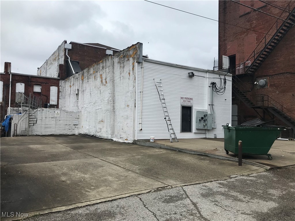 Town/Parkersburg - Commercial Sale
