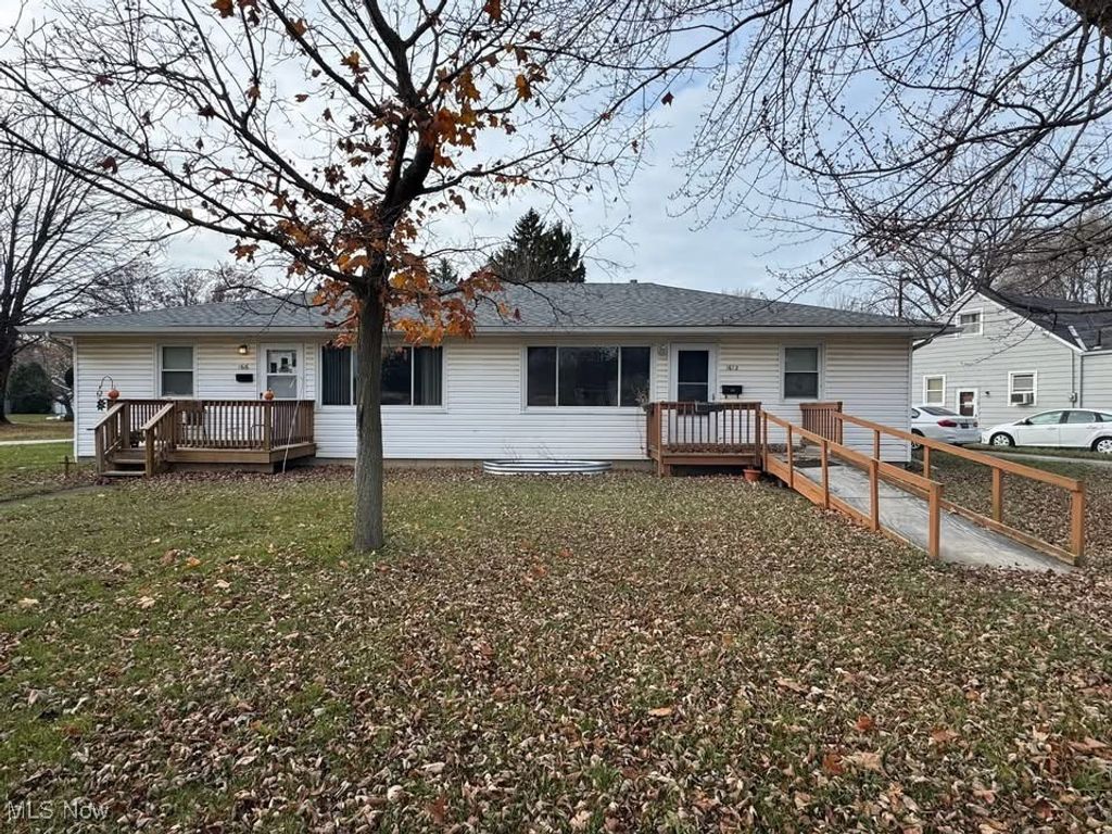 Photo of 1612 Maple Drive, Lorain, OH 44052 (MLS # 5175062)