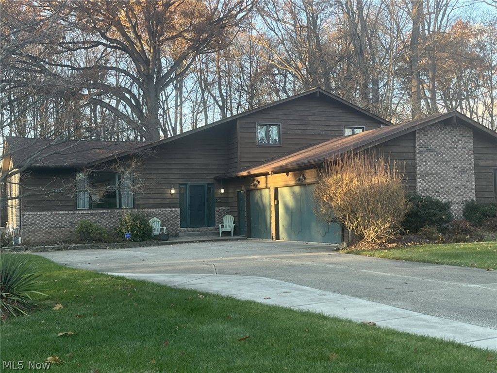 Photo of 13325 Longspur Court, Valley View, OH 44125 (MLS # 5188665)