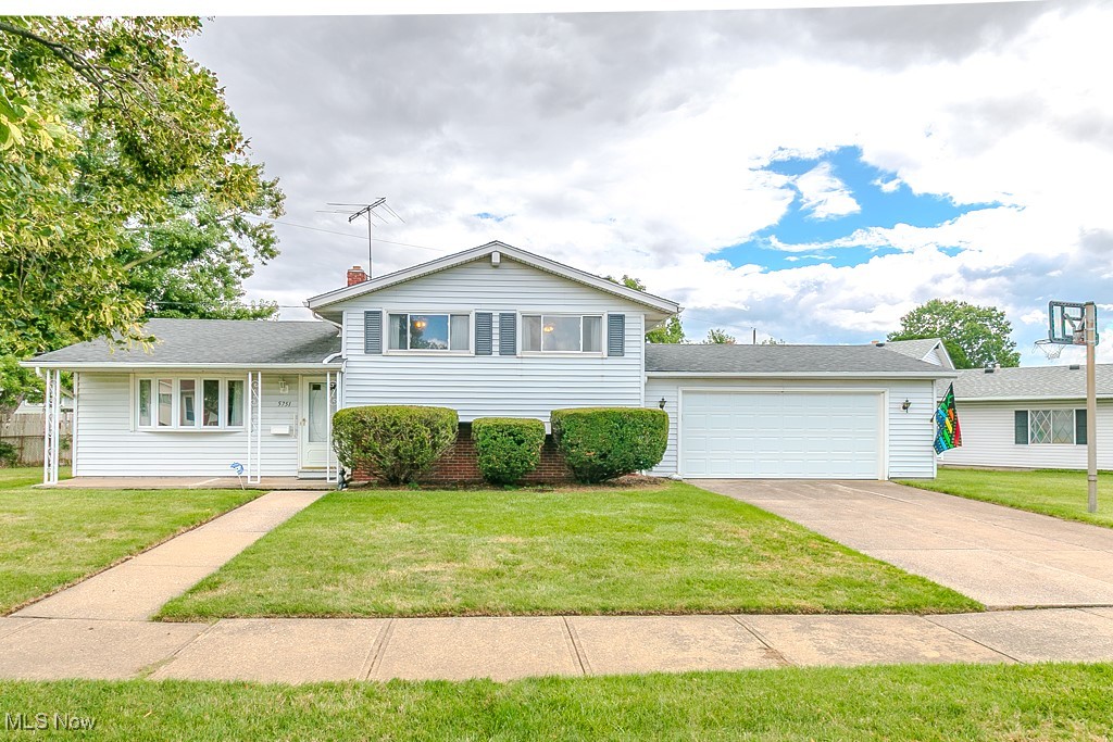 Don’t miss this well maintained 3 bedroom, 1 1/2 bath split level in a great location! A covered front porch opens to a spacious main level with an open layout connecting the living room, dining area, and kitchen. The living room offers newer carpet and large windows that bring in plenty of natural light, while the fully applianced kitchen includes an eat-in option and flows into the dining area. From there, a sliding glass door leads to a large deck and backyard.
Upstairs are three comfortable bedrooms and a full bath with dual sinks and a step in shower. The lower level adds even more living space with a family room featuring luxury vinyl flooring and a wood burning fireplace, plus a half bath and walk out access to the yard.
Other highlights include an attached two car garage, updated electrical panel, and a new furnace and A/C in 2022. With its convenient location near highways, shopping, restaurants, and the airport, this home is a must see, schedule your showing today!