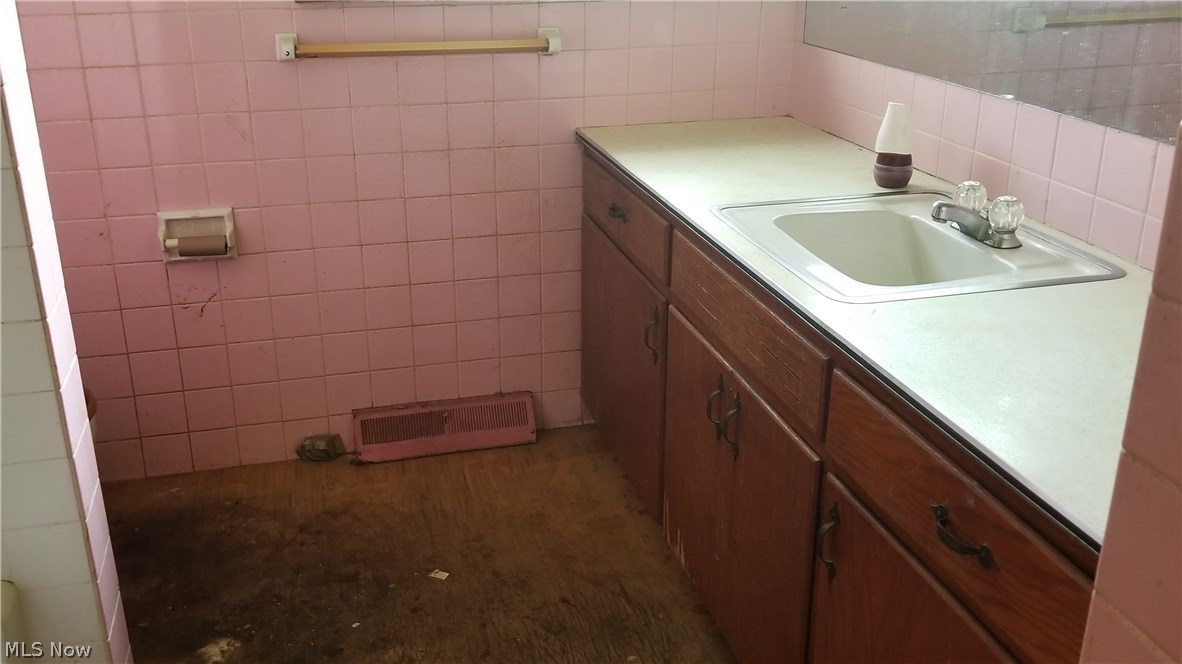 J Leetch 1 - Residential