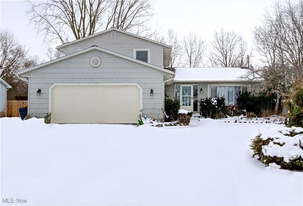 Photo of 411 Oaknoll Drive, Amherst, OH 44001 (MLS # 5183796)