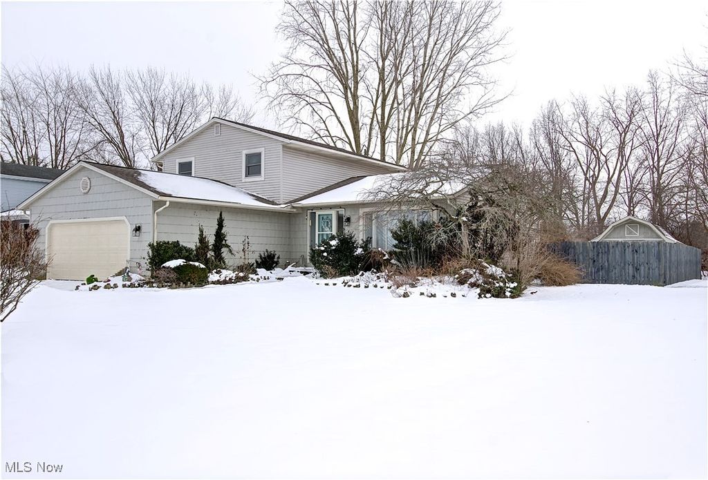 Photo of 411 Oaknoll Drive, Amherst, OH 44001 (MLS # 5183796)