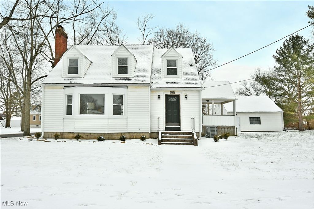 Photo of 430 Ann Avenue, Niles, OH 44446 (MLS # 5181408)