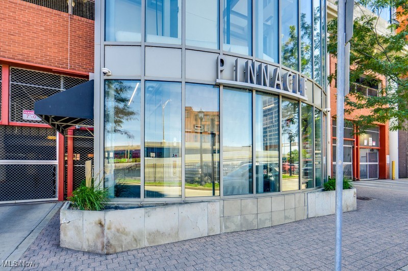 Welcome to your new home in the heart of Cleveland! This spacious 1-bedroom, 1-bath condo with a versatile den offers modern living just 7 minutes from the Flats, with stunning lake views that make every day feel like a getaway.
Inside, you’ll find hardwood floors throughout and an updated kitchen equipped with stainless steel appliances — including a range, refrigerator, dishwasher, microwave, and your own in-unit washer and dryer. The open layout is perfect for relaxing or entertaining, and the den adds flexible space for a home office, guest room, or reading nook.
Building amenities include: Designated parking spot, Sauna on the same floor as the unit, Fitness center & yoga room, Rooftop terrace with panoramic views — perfect for entertaining, and 24/7 lobby attendant for convenience.
All that's left to do is move in and soak up the views. Don’t miss this rare opportunity to enjoy high-rise living with every comfort and convenience at your doorstep!
