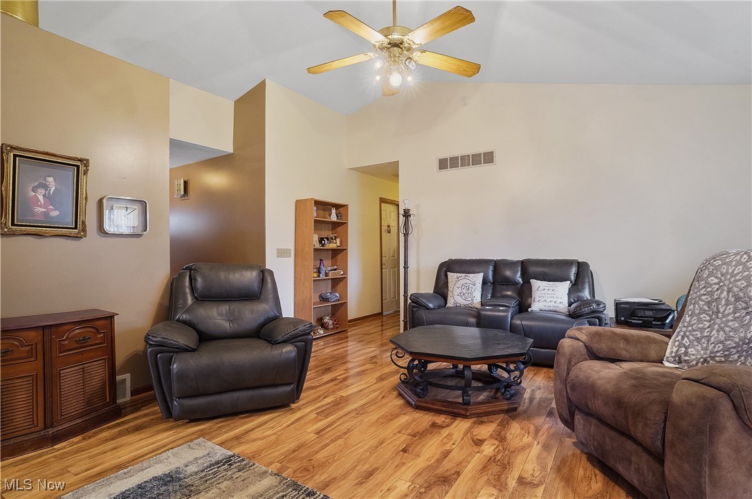 6874 Berry Blossom Drive, Austintown, Ohio image 4