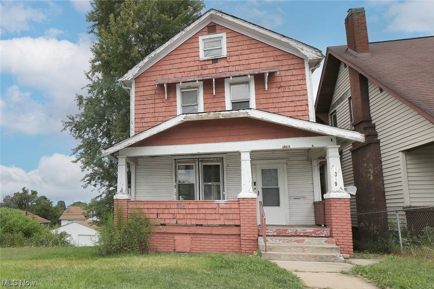 Large 3 bedroom home on the hilltops of Steubenville.   Close shopping, banking, dining, entertainment and to the University making it a great investment opportunity.