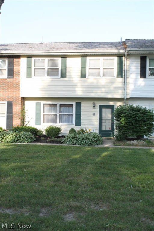 This immaculate home with 3 bedrooms, 2 full baths, and 1 half bath offers a great alternative to renting. This spacious unit has great investment potential as well.Nestled between Mayfair Golf Course and Prestwick Golf Course, it’s a golfers paradise. Community amenities include a pool and clubhouse. Both the heating and cooling units have been replaced in the last few years. Seller has included a washer and dryer for buyer’s convenience. The excellent location provides easy expressway access, as well as near by shopping and restaurants. Bring your personal touches and enjoy maintenance free living.