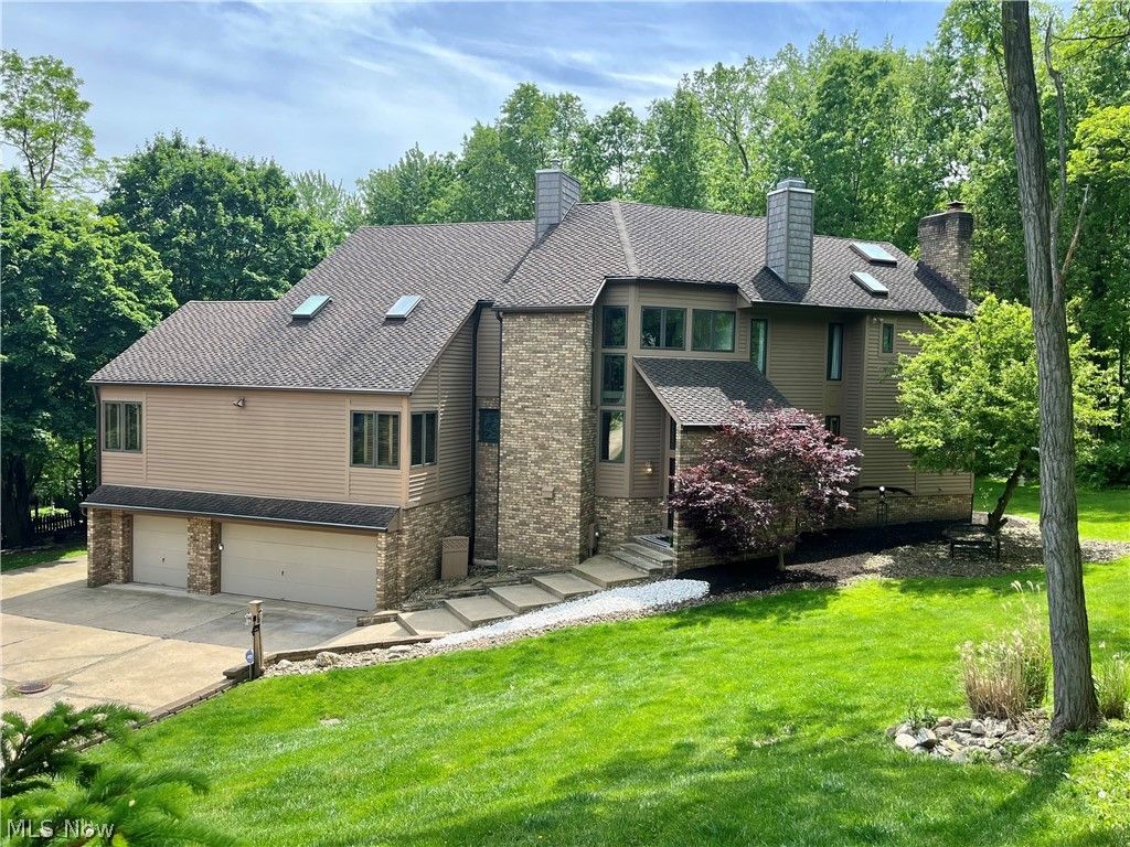 Photo of 35560 Ridgeway Lane, Willoughby, OH 44094 (MLS # 5214102)