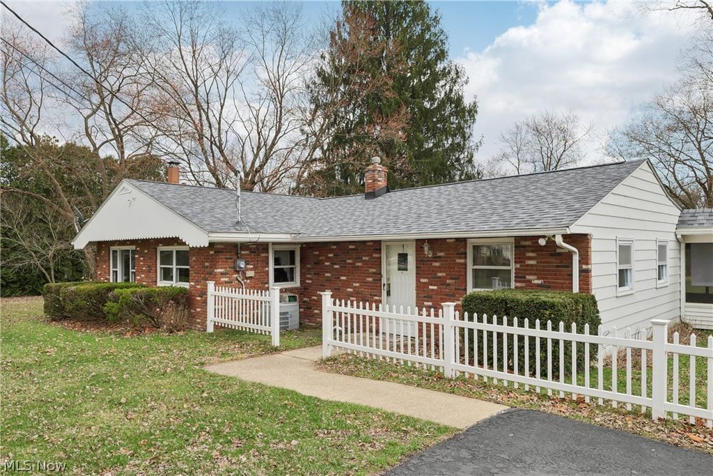 Photo of 402 Yager Road, New Franklin, OH 44216 (MLS # 5197185)