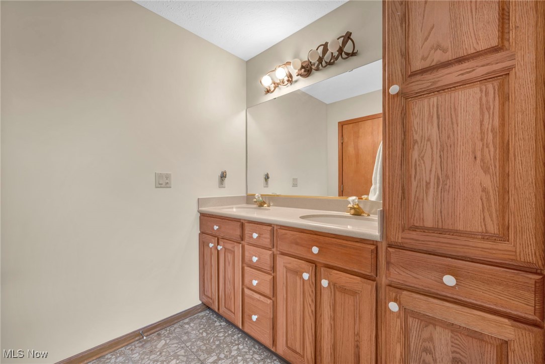 19292 Charter Lane, Strongsville, Ohio image 31
