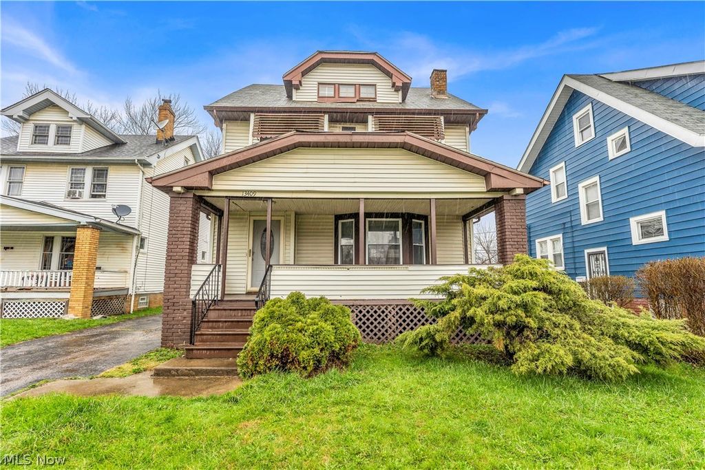 Photo of 13409 S Parkway Drive, Garfield Heights, OH 44105 (MLS # 5198519)