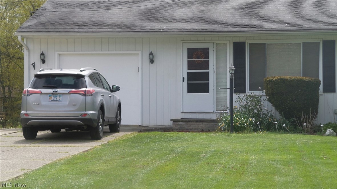 NOT A DRIVEBY. This single family, Ranch home is deceiving. So much space is offered; large living room, 2 bdrms, kitchen and bath upstairs with huge walk out finished basement w/full bath and another large room could be bdrm or office. Many updates include both bathrooms just remodeled May 2020, Kitchen remodeled in last few years and all newer appliances stay. Newer laminate flooring installed in most of main floor. Lots of storage! Lower level is finished with a family room that includes a bar, sliders to back yard, a bathroom and an additional room to use as you like. Storage area galore! Many rooms in this home recently painted in todays neutral tones. Very large, fully fenced in back yard with Storage Shed. A cement patio for outdoor dining. A one car attached garage, paved driveway and Boat Pad.
This is an attached home with NO HOA. A single family home with its own parcel number BUT HAS A SHARED WALL. Super close to Metro Parks! A rare find for sure! So much more