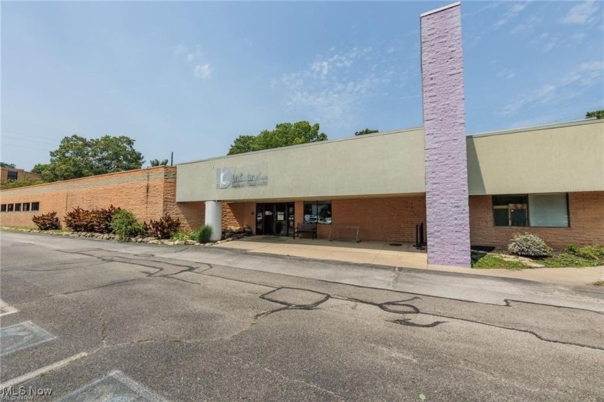 Fantastic opportunity for the health enthuses. True value in building and land with existing health club operation.
Many options to continue current use or unlimited possibilities for future uses. 
Call for details.
