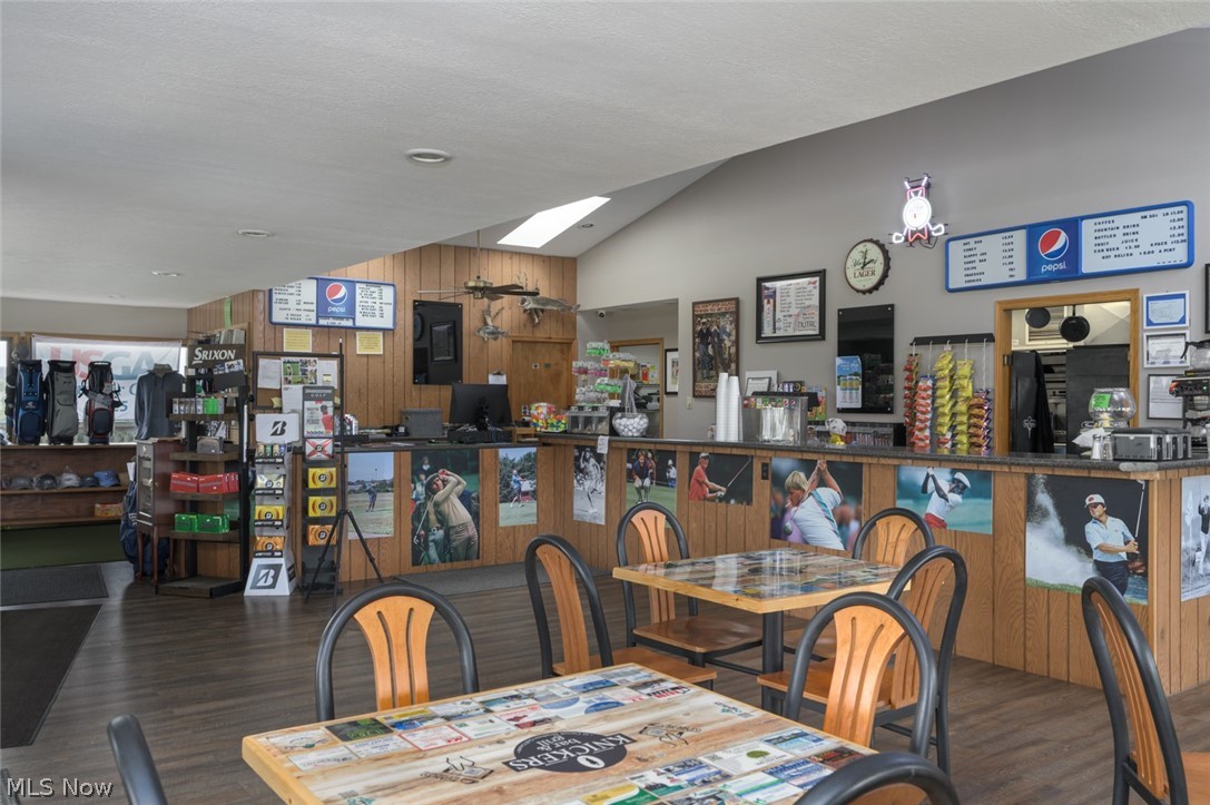 1130 Meadowbrook Lane NE