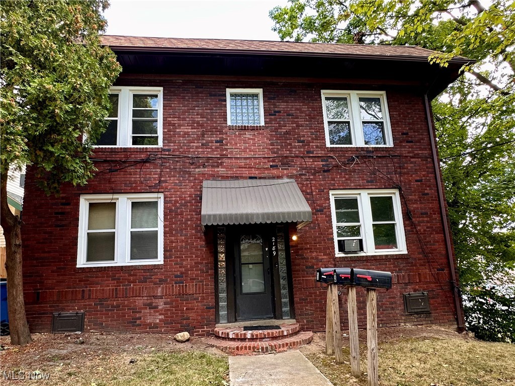 Investment opportunity. 4 units, one bedroom each containg dining room and kitchen. Units 3 and 4 have been renovated. Unit had some renovation. Unit 1 is rented out to a long term tenant.
