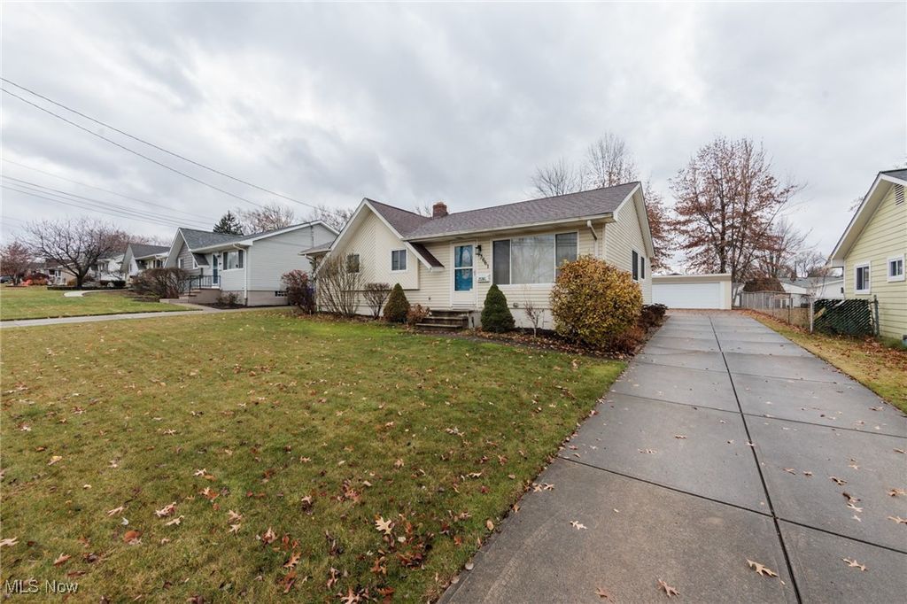Photo of 13661 Dalebrook Avenue, Brook Park, OH 44142 (MLS # 5174629)