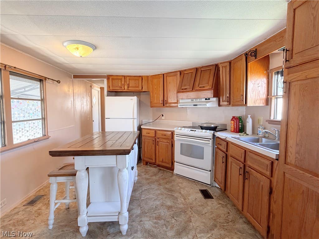 Photo of 8316 Russell LN, Brooklyn, OH 44144 (MLS # 5219277)