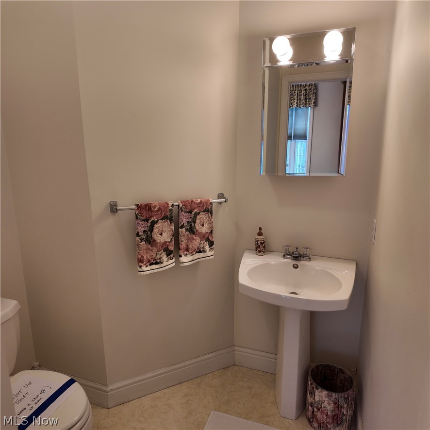 Main image without alt text