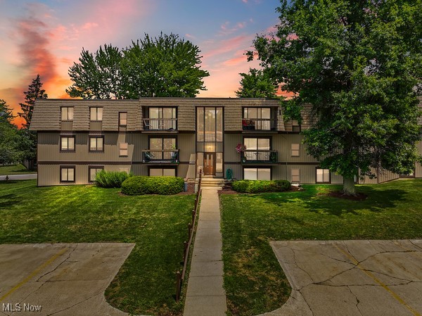 Welcome to this beautifully maintained third-floor condo offering comfort, convenience, and resort-style amenities! This spacious 2-bedroom, 2 full-bath unit features an open layout with generously sized bedrooms, in-suite laundry, and two updated bathrooms—perfect for easy living and entertaining.
Enjoy your morning coffee or evening unwind on the private balcony with a lovely view. Just a short walk away, you'll find the community pool and tennis courts, ideal for active lifestyles and relaxation.
Located in a highly desirable area of North Royalton, you're close to shopping, dining, parks, and more—making this condo a perfect place to call home.
Don't miss out—schedule your showing today!