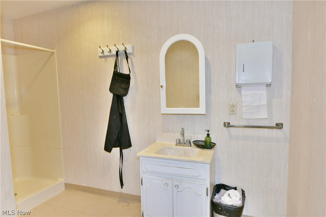 City/Youngstown - Commercial Sale