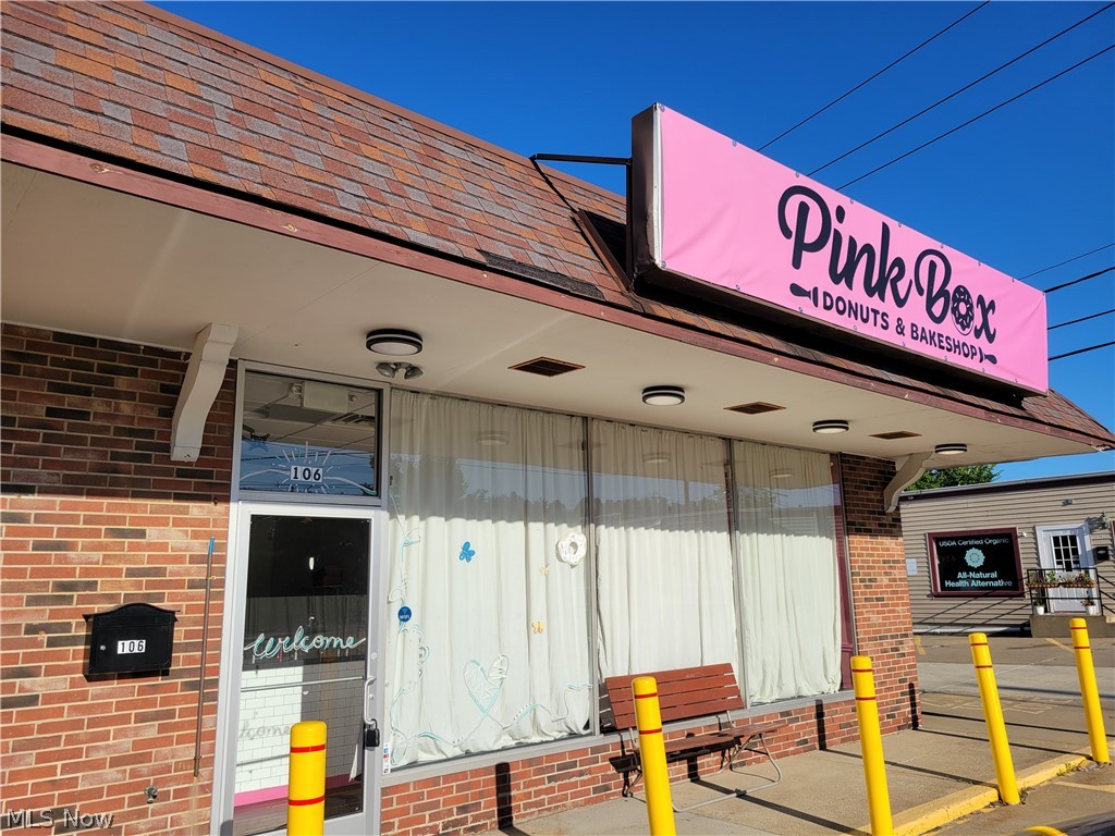1,200 sq.ft. space. This space is known to have Food or retail in a well traveled spot! We also have a bit more of a retail or business 2,148sq.ft. space in the same parking lot. Be part of this highly visable plaza with this flex/retail space for your business. Make this space yours! If you get here in time you can have the remaining kitchen(bakery type belongings). There is more parking at the end of the plaza past Zeppe's. Front 24.4 Length 48.4, 7.5 x 5.4 Walk in cooler. 6x5.8 Bathroom; 5 x 7 Store Room; 22 x 7 Hall. There is a Triple bowl stainless steel sink. Hand bowl sink and stationery tub, a 12'counter top. Stove hood 8.5 x 8.5. Bring us your business plan!