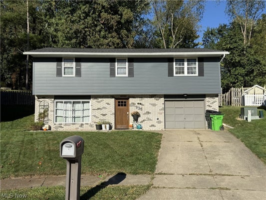 935 CHELSEA DR, DOVER, OH 44622 - Image 70b2e4e19c6125bfc10cdc548e041b43/2507474778