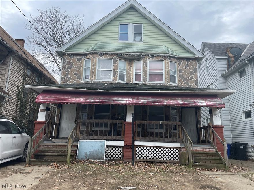 "Cash Cow!" Hard to find investor special bringing in $950 per side per month with low barrier to entry.  There are 4 bedrooms and 1 bathroom per side.  Each have their own driveways.  Don't miss this revenue generating property.