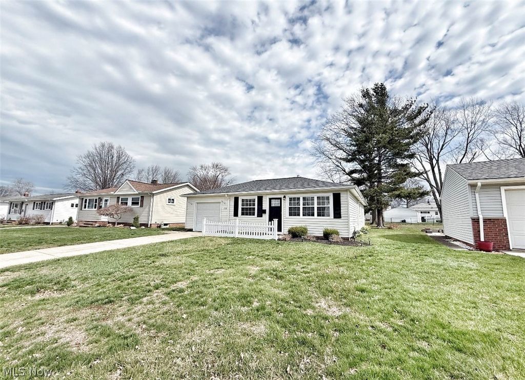 Photo of 1739 Ridgeview Drive, Wickliffe, OH 44092 (MLS # 5198832)