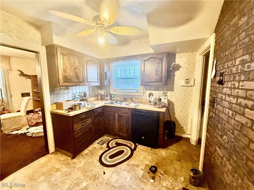 Photo of 826 Woodford Avenue, Youngstown, OH 44511 (MLS # 5184098)