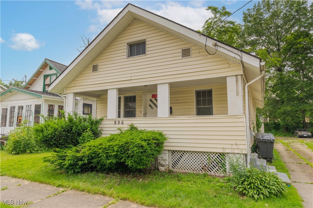 This two bedroom, one bathroom bungalow in Akron's westside is ready to be your home. Enjoy quality time on the backyard deck. The basement spacious and clean: a blank slate for your imagination.