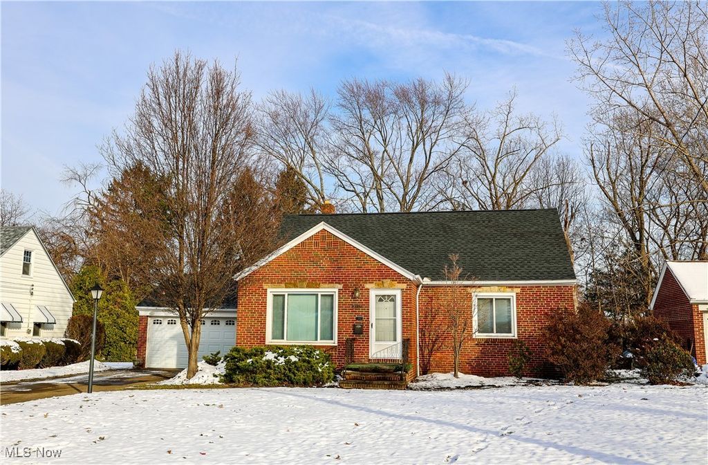 Photo of 5979 Twin Lakes Drive, Parma, OH 44129 (MLS # 5176379)