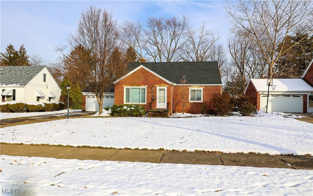 Photo of 5979 Twin Lakes Drive, Parma, OH 44129 (MLS # 5176379)