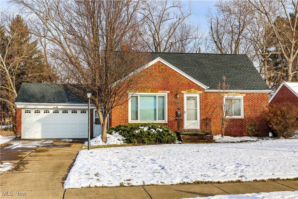 Photo of 5979 Twin Lakes Drive, Parma, OH 44129 (MLS # 5176379)